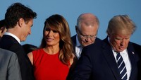 Momen viral ini terjadi saat sesi foto bersama para pemimpin negara G7 bersama pasangan masing-masing di Biarritz, Prancis, pada Minggu (25/8) malam waktu setempat. Dalam sesi foto itu, Melania yang mengenakan gaun warna merah tampak berdiri di sebelah kanan Trump. Foto: REUTERS/Carlos Barria