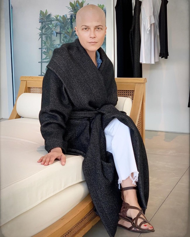 Selama satu tahun terakhir ini Selma Blair sedang berjuang dengan penyakit multiple sclerosis. Karena efek kemoterapi, artis asal Inggris itu kini tampil botak.  Foto: Instagram