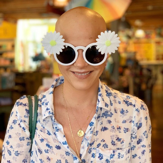 Di Instagramnya, Selma kerap menunjukkan aktivitasnya selama berjuang dengan penyakit kronis yang mempengaruhi otak dan tulang belakangnya itu. Bintang film Hellboy itu masih terlihat ceria di tengah kondisinya yang terbilang parah tersebut.  Foto: Instagram