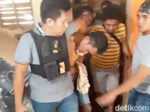 Video Detik-detik Penangkapan 2 Eksekutor Pembunuhan Ayah-Anak
