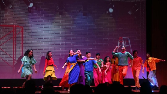 Setelah melalui proses panjang sejak tahun lalu, 13 seniman muda program Indonesia Menuju Broadway akhirnya menginjakkan kaki di New York, AS.