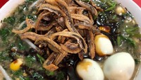 Tanpa kacang, bubur pedas diberi topping ikan goreng plus telur puyuh rebus. Rasanya tentu saja makin enak. Foto : Instagram @n.lawr