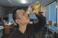 Pria Ini Minum Air Seninya Sendiri Selama 5 Tahun