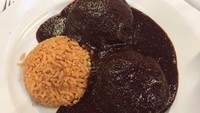 Kalau hidangan nasi khas Meksiko yang satu ini namanya Huauzontles con Mole. Rasanya enak, gurih, dan mengenyangkan. Foto: Istimewa