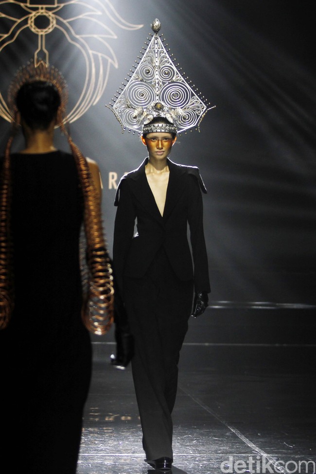 Desiner aksesori Rinaldy Yunardi menampilkan 34 provinsi di Indonesia menjadi aksesori nan megah di peragaan bertajuk Aku Untukmu Indonesia di Hotel Harris. Kelapa Gading. Jakarta. Rabu [21/08/2019]. Foto: Mohammad Abduh/Wolipop