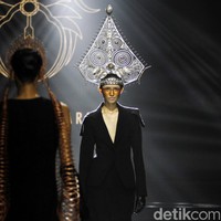 Desiner aksesori Rinaldy Yunardi menampilkan 34 provinsi di Indonesia menjadi aksesori nan megah di peragaan bertajuk Aku Untukmu Indonesia di Hotel Harris. Kelapa Gading. Jakarta. Rabu [21/08/2019]. Foto: Mohammad Abduh/Wolipop