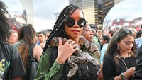 Banyak netizen yang bertanya-tanya kenapa kini ular jadi aksesori di ajang penghargaan. Dia Dipasupil/Getty Images for MTV