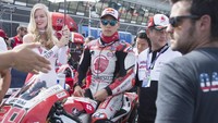 Takaaki Nakagami dan seorang umbrella girl yang setia menemaninya (Mirco Lazzari gp/Getty Images)