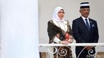 Potret Permaisuri Malaysia Berbalut Kebaya Batik di Istana