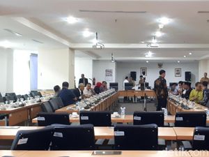 Rapat Perdana DPRD DKI Molor, Anggota Minta Jadwal Dimundurkan