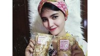 Dibalik tubuhnya yang mungil danl langsing, Oza ternyata wanita yang suka ngemil. Lihat saja nih dua bunngkus camilan yang sudah siap disantapnya. Foto: instagram @mozakitty95