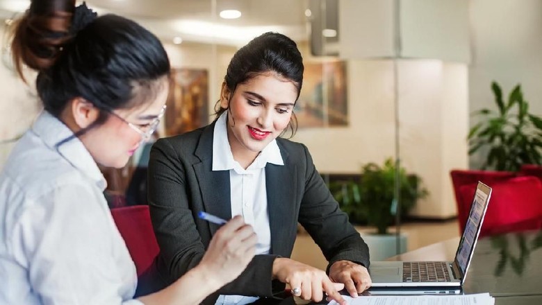 ilustrasi lamaran kerja Indian female agent helping client sign the application document