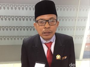 Pin Kuningan di Dada Anggota DPRD DKI PSI