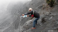 Prosesi dilanjutkan dengan menyiramkan air zamzam yang telah diberi doa di bibir Kawah Ratu.