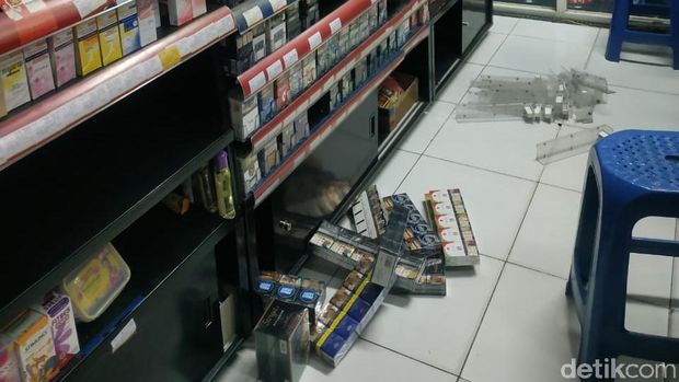 Pelaku juga mengambil rokok