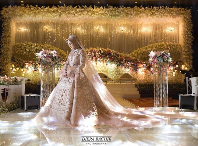 Melalui Instagram, sang desainer mengungkapkan kemewahan dari gaun Cut Meyriska. Wedding gown Special Design by Ayu Dyah Andari for @cutratumeyriska & @rogerojey wedding reception. Made with 300++ authentic @swarovski Crystals, tulis Ayu Dyah Andari. Foto: Instagram @dierabachir