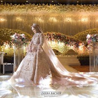 Melalui Instagram, sang desainer mengungkapkan kemewahan dari gaun Cut Meyriska. Wedding gown Special Design by Ayu Dyah Andari for @cutratumeyriska & @rogerojey wedding reception. Made with 300++ authentic @swarovski Crystals, tulis Ayu Dyah Andari. Foto: Instagram @dierabachir