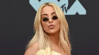 Bintang YouTuber itu disebut mencari sensasi dengan menjadikan ular sebagai aksesori. Dimitrios Kambouris/Getty Images