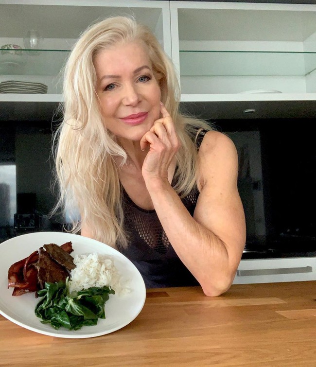 Nenek seksi ini mengungkapkan bahwa tubuhnya yang sempurna adalah hasil dari keinginan dirinya untuk terlihat dan merasa lebih muda. Saya selalu tertarik pada kebugaran dan kesehatan, saya bertekad untuk menemukan cara untuk memberi makan tubuh saya agar terlihat dan merasa lebih muda, katanya kepada The Sun.Foto: Instagram @lesleymaxwell.fitness