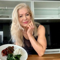 Nenek seksi ini mengungkapkan bahwa tubuhnya yang sempurna adalah hasil dari keinginan dirinya untuk terlihat dan merasa lebih muda. Saya selalu tertarik pada kebugaran dan kesehatan, saya bertekad untuk menemukan cara untuk memberi makan tubuh saya agar terlihat dan merasa lebih muda, katanya kepada The Sun.Foto: Instagram @lesleymaxwell.fitness