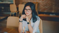 Oza Moza diketahui tercatat sebagai PNS di Dinas Pertanian Karawang. Ia pun kini populer dengan sebutan PNS cantik. Foto: instagram @mozakitty95