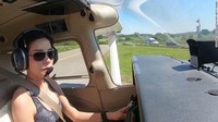 Dalam salah satu foto tampak momen saat Sineenat yang berambut pendek ini sedang menerbangkan sebuah pesawat ringan. Dia lahir di Provinsi Nan dan lulus dari Akademi Perawat Militer Kerajaan Thailand. Dia juga diketahui berlatih sebagai pilot militer di Thailand dan luar negeri. Foto: Thailands Royal Office/AFP/Getty Images via CNN