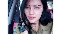 Lewat instagramnya @mozakitty95 dara cantik ini sering terlihat membagikan foto kulinerannya. Ia juga kerap berpose mengenakan seragam PNSnya. Foto: instagram @mozakitty95
