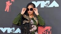 Berbeda dengan Tana, H.E.R justru menaruh ular di lehernya dan mendapatkan pujian dari netizen. Jamie McCarthy/Getty Images for MTV