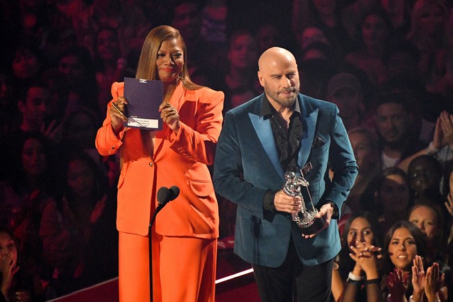 Posisi tujuh diduduki aktor John Travolta yang di usia paruh baya memang lebih sering berpenampilan dengan kepala botak. Foto: Mike Coppola/Getty Images for MTV