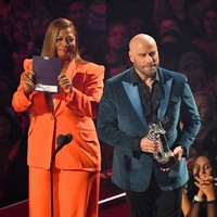 Posisi tujuh diduduki aktor John Travolta yang di usia paruh baya memang lebih sering berpenampilan dengan kepala botak. Foto: Mike Coppola/Getty Images for MTV