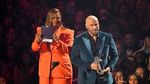 Salah Kasih Piala, Ternyata John Travolta Tak Tahu Taylor Swift