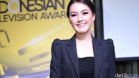 Pemeran Rinjani dalam sinetron Tukang Ojek Pengkolan itu terlihat manis dengan busana serba hitamnya. Pool/Noel/detikFoto.