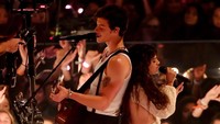 Shawn Mendes dan Camila Cabello saat tampil di acara MTV VMAs 2019 di New Jersey, AS pada Senin (26/8). Noam Galai/Getty Images