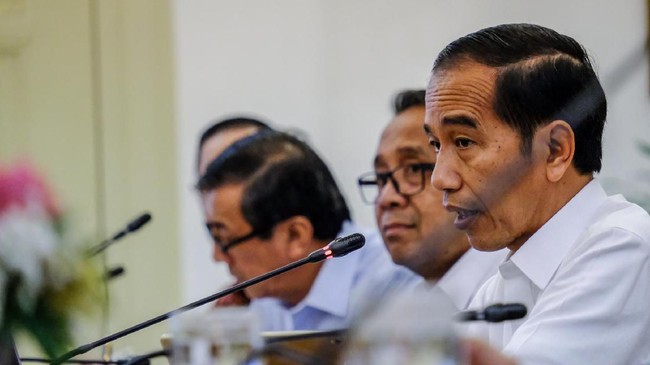 Pesan Jokowi ke Menhan Prabowo: Tekan Impor, Genjot Industri Lokal