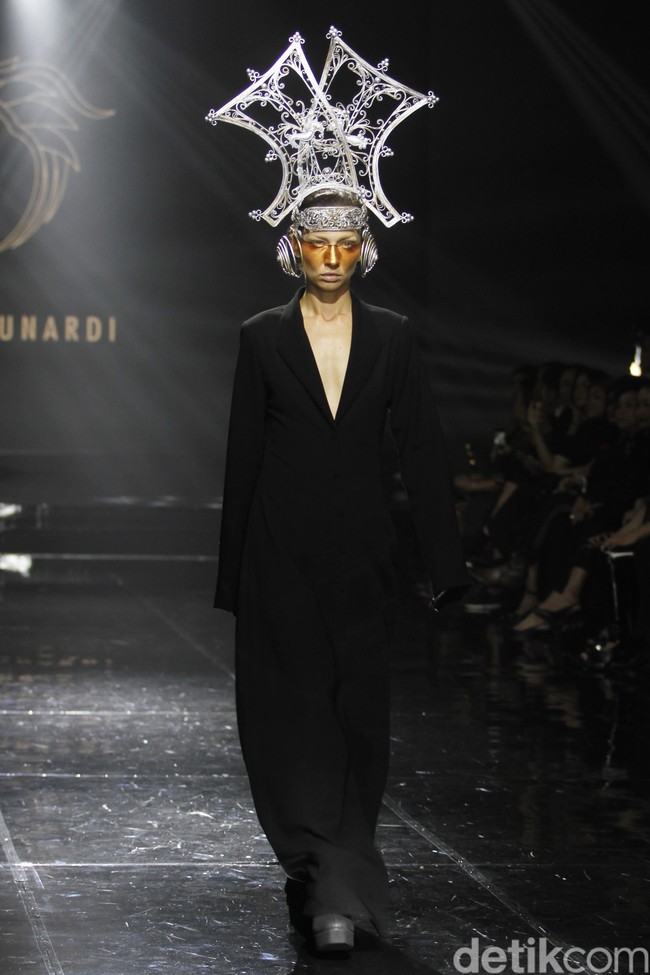 Desiner aksesori Rinaldy Yunardi menampilkan 34 provinsi di Indonesia menjadi aksesori nan megah di peragaan bertajuk Aku Untukmu Indonesia di Hotel Harris. Kelapa Gading. Jakarta. Rabu [21/08/2019]. Foto: Mohammad Abduh/Wolipop