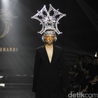 Desiner aksesori Rinaldy Yunardi menampilkan 34 provinsi di Indonesia menjadi aksesori nan megah di peragaan bertajuk Aku Untukmu Indonesia di Hotel Harris. Kelapa Gading. Jakarta. Rabu [21/08/2019]. Foto: Mohammad Abduh/Wolipop