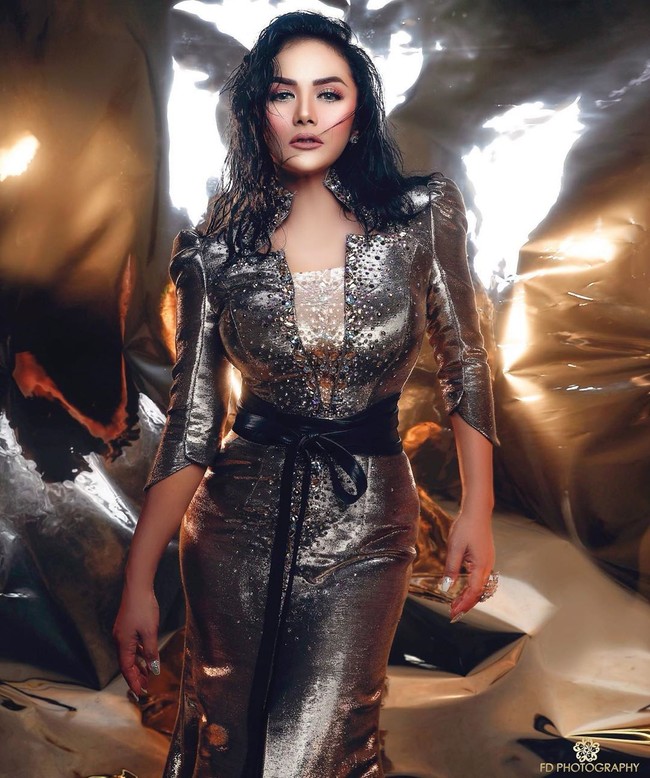 Sudah tampil cetar dengan efek glowy, namun Krisdayanti malah mendapatkan nyinyiran netizen. Penampilannya itu disebut mirip Michael Jackson. waduhh kok mba kd jdi mirip kayak michael jackson, komentar netizen di Instagramnya. Iya ko ya mirip michael jackson, tambah netizen lainnya.  Foto: FD PHOTOGRAPHY/ Instagram @fdphotography90