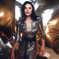 Sudah tampil cetar dengan efek glowy, namun Krisdayanti malah mendapatkan nyinyiran netizen. Penampilannya itu disebut mirip Michael Jackson. waduhh kok mba kd jdi mirip kayak michael jackson, komentar netizen di Instagramnya. Iya ko ya mirip michael jackson, tambah netizen lainnya.  Foto: FD PHOTOGRAPHY/ Instagram @fdphotography90