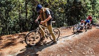 Menjelajahi destinasi dan melakukan aneka kegiatan outdoor di atas mungkin terdengar mustahil bagi teman-teman difabel. Namun, Wheel the World hadir untuk menjembatani hal tersebut (@wheeltheworld/Instagram)