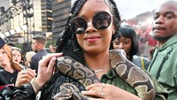 Tak lama berselang, H.E.R juga datang dengan membawa seekor ular. Dia Dipasupil/Getty Images for MTV