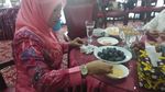 Mengintip Momen Kulineran Gubernur Kaltim, Isran Noor dan Istrinya