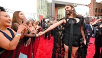 Jonathan Van Ness saat tiba di MTV VMAs 2019 di New Jersey, AS pada Senin (27/8). Dia Dipasupil/Getty Images for MTV