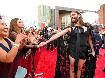Pria Ini Kenakan Cape Dress di MTV VMAs, Siapakah Dia?