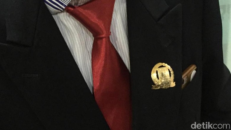 Anggota DPRD DKI PSI Resmi Terima Pin Kuningan dari Sekwan Anggota DPRD DKI PSI Resmi Terima Pin Kuningan dari Sekwan