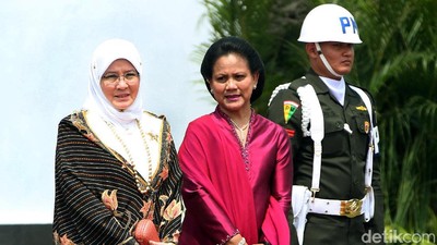 Potret Permaisuri Malaysia Berbalut Kebaya Batik di Istana