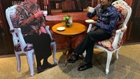 Foto yang satu ini merupakan momen ngopinya bersama lukisan bergambar Joko Widodo. Foto: Instagram @abdulgafurmasud