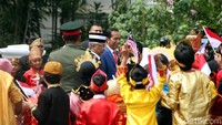 Kedatangan Sultan Abdullah dan permaisuri ini juga disambut oleh ratusan pelajar yang memakai pakaian adat dari berbagai daerah di Indonesia sambil mengibarkan bendera Merah Putih dan Bendera Malaysia.
