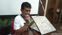 Di sini akan diajarkan mulai dari membuat motif dari lilin panas di kain. Tiap langkah dijelaskan oleh penggiat batik.(Tasya/detikcom)