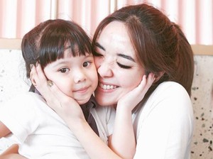 Gisel Ajak Gempi Rayakan Natal di Singapura