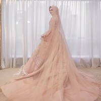 Cut Meyriska berpose membelakangi kamera memperlihatkan bagian belakang gaunnya yang dramatis. Gaun yang panjangnya menyapu lantai itu juga dilengkapi veil yang panjang. Foto: Instagram @dierabachirInstagram @byayudyahandar